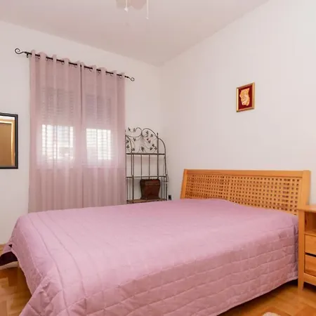 Olivera-trogir By Guide * トロギール